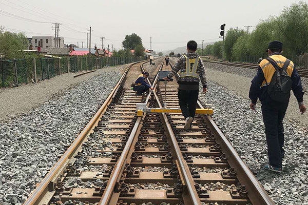 沈丹下行有砟线路测量